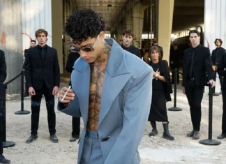 Tony Effe, il testo e significato della canzone Damme ‘na mano a Sanremo 2025