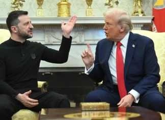 Dopo il litigio con Trump, boom di vendite della polo di Zelensky: “Molti ordini dall’America”
