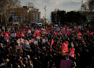 Arresto di Imamoglu, 300mila in piazza a protestare a Istanbul contro Erdogan