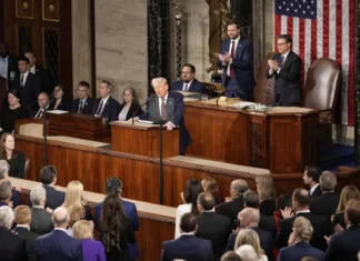 Il primo discorso show di Trump al Congresso di un’ora e 40 minuti: “L’America è tornata”