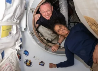 La capsula di SpaceX ha raggiunto i due astronauti bloccati nello spazio da nove mesi
