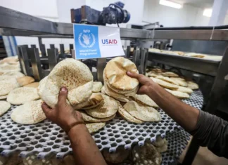 Gli aiuti a Gaza sono in crisi per colpa di Trump, tagliando i fondi all’USAID congelati centinaia di milioni di dollari