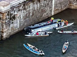 Bus turistico precipita nel fiume Po a Torino: morto l’autista