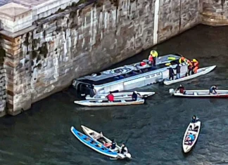 Bus turistico precipita nel fiume Po a Torino: morto l’autista