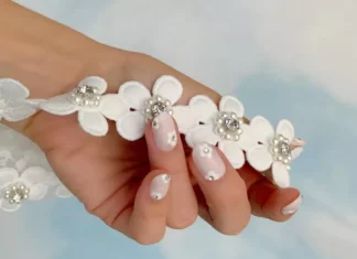 Le milky nails potrebbero tornare in trend per la primavera 2025? La risposta è sì