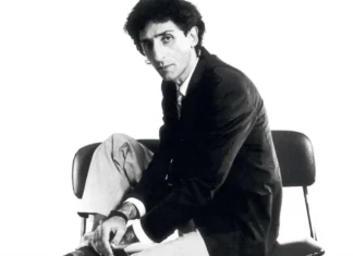 Franco Battiato: “Bandiera Bianca”, critica perfidamente ironica alla società del rumore