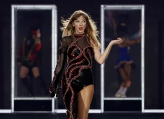 La collana reputation coded degli iHeartRadio Music Awards di Taylor Swift costa più di 9.000 dollari Taylor Swift