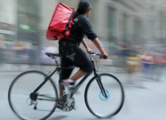 Rider consegna una pizza e tenta di abusare di una diciottenne: è successo a Milano