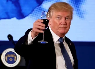 Trump minaccia dazi del 200% su vino, champagne e altre bevande alcoliche europee