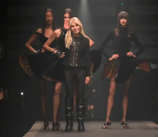Donatella Versace guiderà il Woolmark Prize 2025: quando la moda incontra l’innovazione