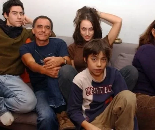 Chi sono i quattro figli di Roberto Vecchioni, dal dolore per la morte del figlio Arrigo, il coming out di Francesca, alla malattia di Edoardo