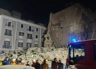 La donna dispersa dopo il crollo di una palazzina a Bari è stata estratta viva dalle macerie