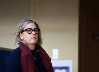 Caroline, figlia di Gisèle Pelicot, denuncia il padre: anche lei sedata e violentata per dieci anni