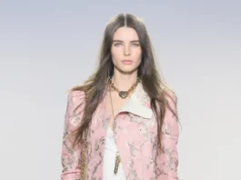 Chloé reinventa il romanticismo: la nuova era di Chemena Kamali tra bluse strutturate e richiami vintage alla Paris Fashion Week