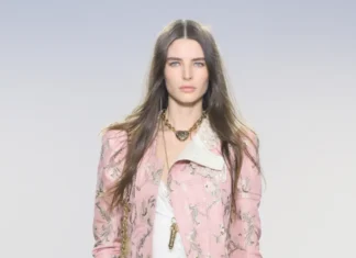Chloé reinventa il romanticismo: la nuova era di Chemena Kamali tra bluse strutturate e richiami vintage alla Paris Fashion Week
