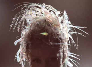 Miley Cyrus ha scelto un Mugler couture del 1997 per l’artwork del suo nuovo album Something Beautiful