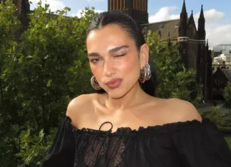 Dua Lipa porta in trend il sunset blush (e TikTok lo sta adorando)