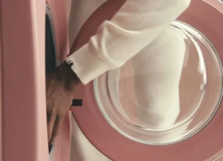A Parigi arriva il pop up di Miele x Extreme cashmere: una spa per capi che punta al consumo consapevole