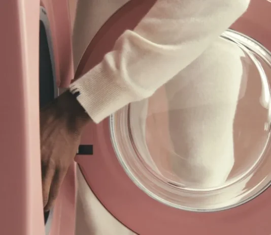 A Parigi arriva il pop up di Miele x Extreme cashmere: una spa per capi che punta al consumo consapevole