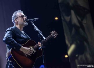 Brunori Sas riunisce il suo “popolo” a Roma: il live al Palazzo dello Sport, tra poesia e comicità Brunori Sas live Palazzo Sport Di Roma - Ph © Andrea Melaranci