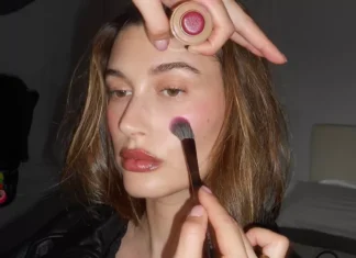 Secondo Hailey Bieber (e Rhode) la primavera sarà tutta berry blush