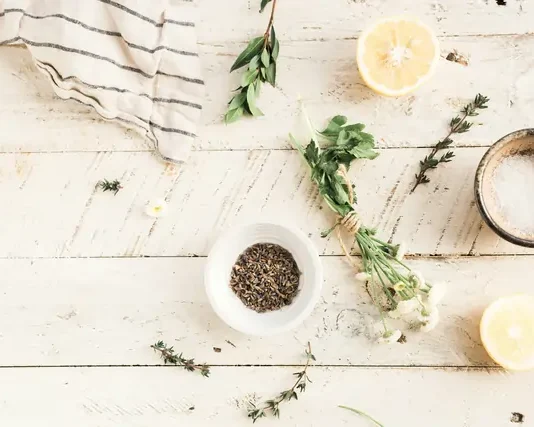 Come fare un detox senza stress: strategie per depurare corpo e mente