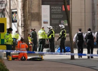 A Londra un veicolo si lancia sulla folla: morta una donna e diversi feriti, ma non è attentato