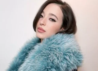 Mikey Madison all’SNL porta un hairstyle super Old Hollywood coded (per sottolineare che il trend non è mai finito)