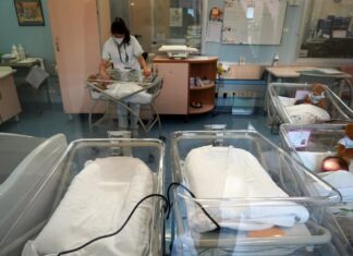 Neonata nascosta in una busta e portata in Italia per essere venduta: arrestate quattro persone