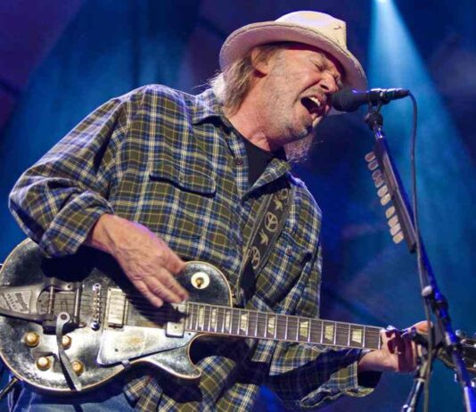 Neil Young, il tour europeo partirà dall’Ucraina: ecco quando Neil Young, il tour europeo partirà dall'Ucraina - Ph © Darren Hauck