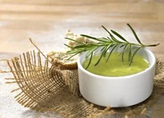 Ma l’olio di rosmarino fa veramente crescere i capelli? Quali sono i pro e i contro (e cosa dice la scienza in merito) olio di rosmarino