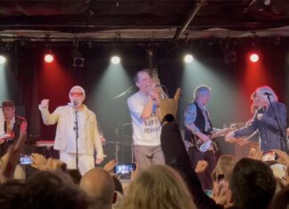 Rem : la band a sorpresa sul palco durante un concerto nella loro Athens Rem a sorpresa sul palco di Athens