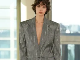 Stella McCartney trasforma la sfilata in un ufficio ultra-glamour alla Paris Fashion Week 2025