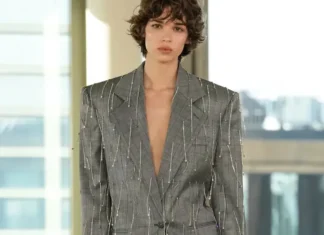 Stella McCartney trasforma la sfilata in un ufficio ultra-glamour alla Paris Fashion Week 2025