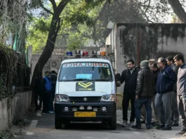 Crolla un edificio di 4 piani a Delhi, 4 morti e 8 dispersi