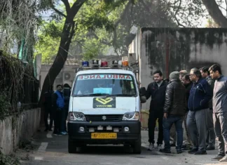Crolla un edificio di 4 piani a Delhi, 4 morti e 8 dispersi