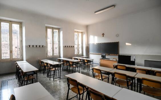 Professore violenza sessuale studentessa 