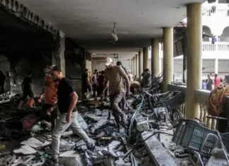 Raid israeliano su una scuola a Gaza, almeno 29 morti tra i rifugiati: “Tra le vittime 18 bambini”