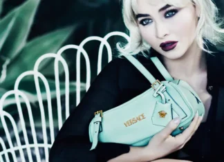 Le goth lips di Sabrina Carpenter per la nuova campagna Versace sono la lip combo che ci serviva