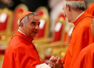 Il Cardinale Angelo Becciu scuote il Vaticano, situazione di stallo sulla sua partecipazione al Conclave