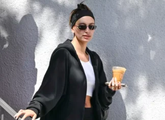 Il ritorno dei pantaloni yoga a vita ripiegata: Hailey Bieber rispolvera un’icona Y2K e fa tendenza
