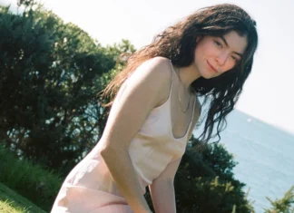 Lorde presenta il nuovo singolo ai fan a New York, nonostante l’intervento della polizia