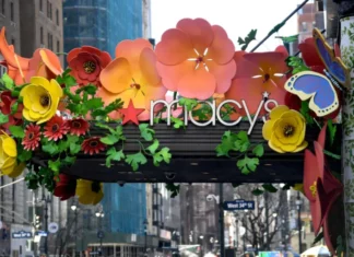 New York si tinge di surrealismo floreale: Macy’s celebra i 50 anni del Flower Show con YSL