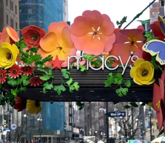 New York si tinge di surrealismo floreale: Macy’s celebra i 50 anni del Flower Show con YSL