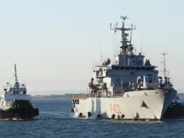 La nave Libra della Marina Militare sta trasportando quaranta migranti in Albania