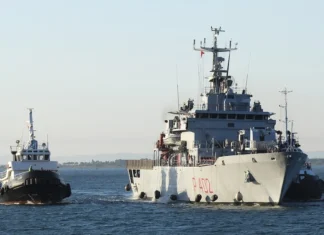 La nave Libra della Marina Militare sta trasportando quaranta migranti in Albania