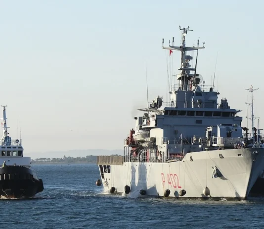 La nave Libra della Marina Militare sta trasportando quaranta migranti in Albania