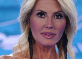 Nathalie Caldonazzo posta sui social una foto con il feretro di Papa Francesco, ma è polemica: ”Chiedo scusa”