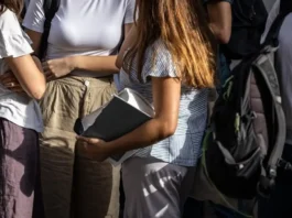 Un professore accusato di violenza sessuale su una studentessa è stato arrestato insieme alla preside della scuola