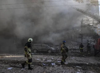Un “massiccio” attacco missilistico russo uccide nove persone a Kiev